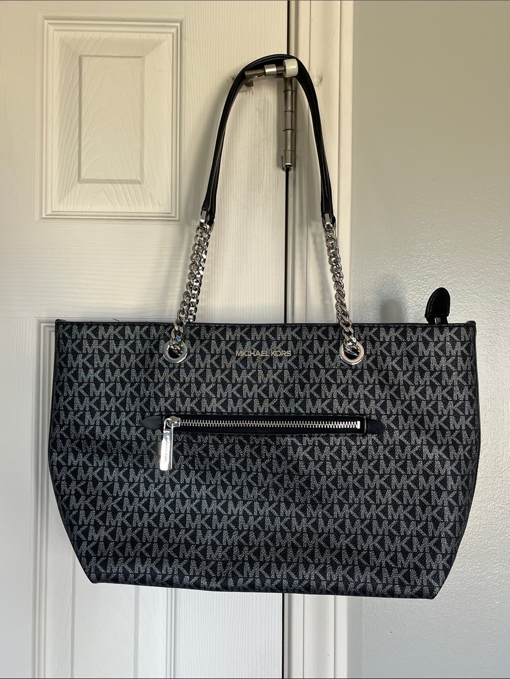 Michael Kors Black/Gray Signature Logo Tote with Chain-Strap excellent condition